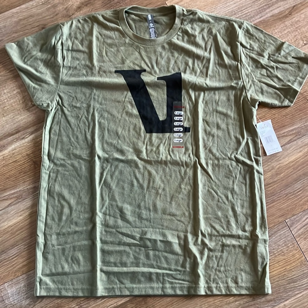 Vuori V1 logo tee. Mens L